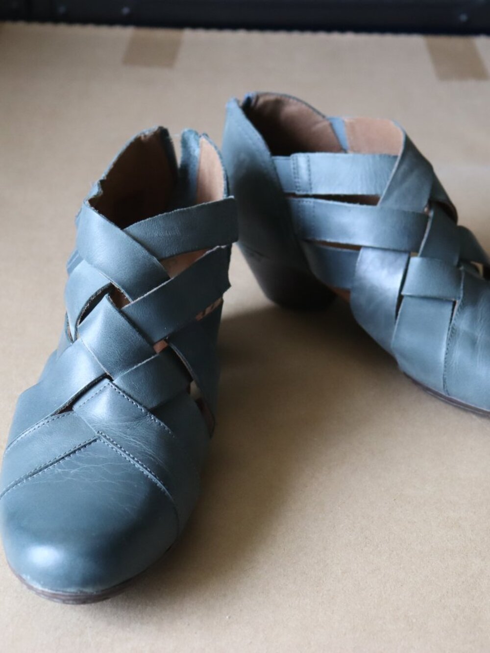 Women's Size 9.5 Cobb Hill Blue Leather Criss Cross Ankle Booties Never Worn